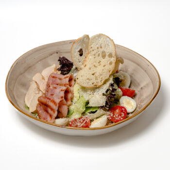 Салат  цезар з куркою та беконом