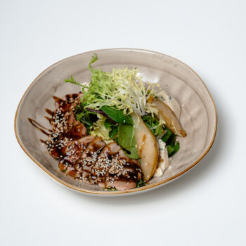 Салат з качкою, грушею та блакитним сиром