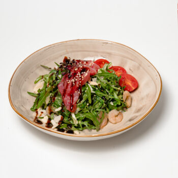 Салат з креветками, руколою та тунцем