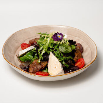 Салат з кролячою печінкою, виноградом, сиром брі