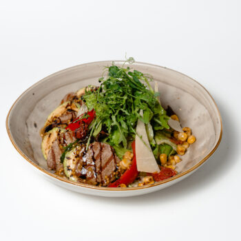 Салат з телятиною, овочами гриль та кукурудзою