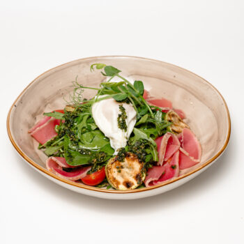 Салат з тунцем та яйцем пашот