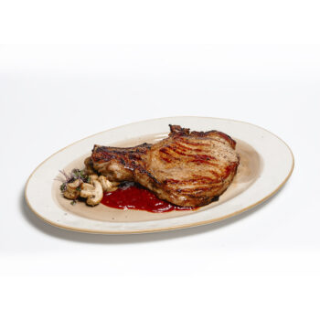 Стейк зі свинини під перцевим соусом